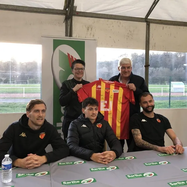 photo le maillot offert au club de champagné.  ©  le maine libre