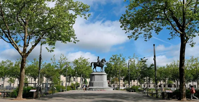 photo  la valise rtl fait escale à la roche-sur-yon ce mardi 9 décembre 2025 avec de nombreux goodies et cadeaux de commerçants à gagner.  &copy;  archives ouest-france 