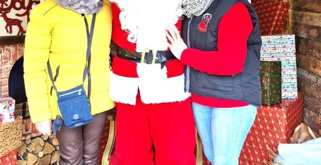 photo  le père noël et les bénévoles prêts à accueillir petits et grands.  &copy;  le maine libre 