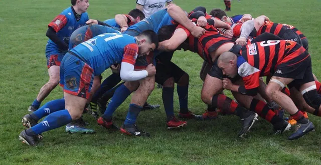 photo  le match a laissé place à de nombreuses mêlées.  &copy;  vsf rugby 