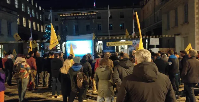 photo  des manifestants devant la préfecture, à angers, ce lundi 8 décembre 2025.  &copy;  confédération paysanne 49 