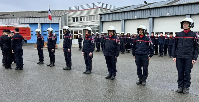 photo  les médaillés, lors de la cérémonie qui s’est déroulée samedi matin au centre de secours de la flèche.  &copy;  le maine libre 