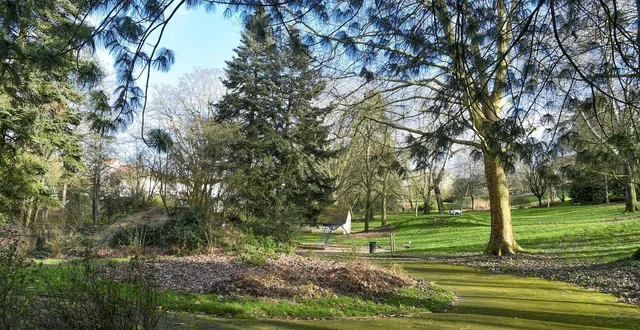 photo  les espaces verts publics des villes du mans et de coulaines représentent une surface de 18 m² par habitant. ici le parc banjan.  &copy;  archives le maine libre - yvon loué 