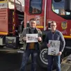 photo  l’artiste anthony fourmy (à gauche) et xavier durif (pompier à loué et membre de l’amicale) présentent le calendrier 2026. 