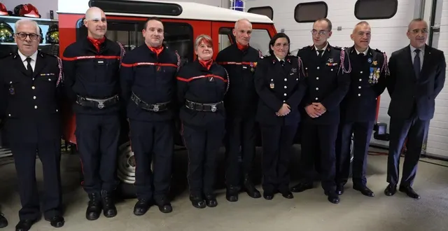 photo  les trois récipiendaires entourés du capitaine david chollet, du lieutenant sandrine berger, du colonel christophe frerson et du député, jean-carles grelier.  &copy;  le maine libre 