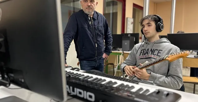 photo  c’est la troisième année qu’émile lature, guitariste depuis dix ans, participe à l’atelier proposé par michel alegre. il travaille sur une ballade soul.  &copy;  ouest-france 