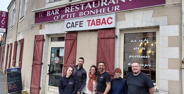 photo  la nouvelle équipe du restaurant o’p’tit bonheur.  &copy;  ouest-france 
