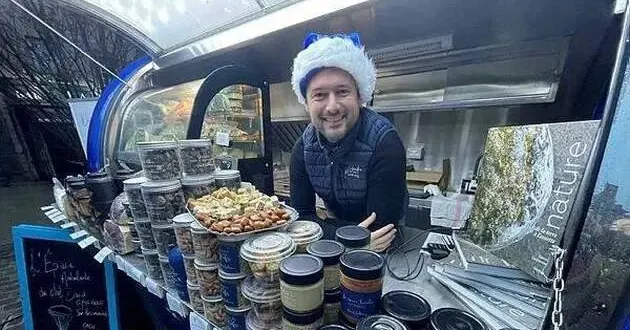 photo  david galienne sera de retour sur le marché d’alençon, jeudi 18 décembre 2025, avec son food-truck baptisé picorette. cette année, le chef propose un menu de fête à emporter pour 18 €.  &copy;  photo fournie 