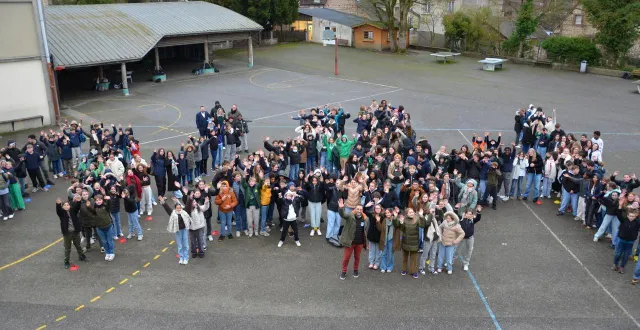 photo  non au harcèlement, dans la cour de récréation du collège foch.  &copy;  ouest-france 