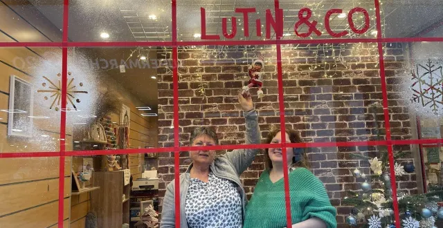 photo  clélya blanchemain et françoise marguerite imaginent chaque jour des aventures pour fripouillette, afin d’animer rapid couture.  &copy;  ouest-france 