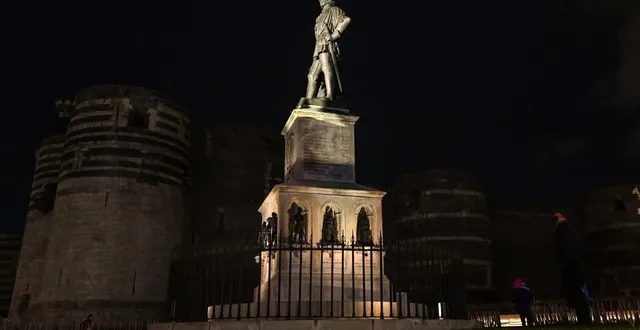 photo  angers, place kennedy, 4 décembre 2025. à la nuit tombée, le château d’angers est devenu invisible en arrière-plan.  &copy;  laurent combet 