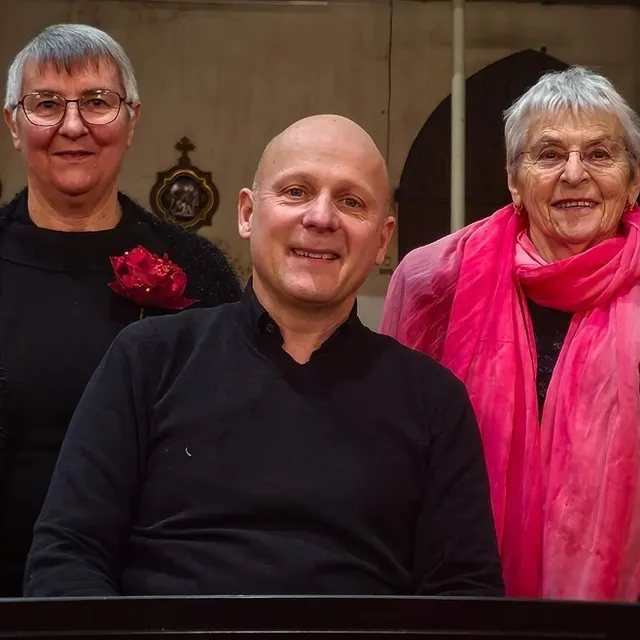 photo de gauche à droite : brigitte desbois, geoffroy blosse et marie-louise, sont membres de la chorale éphémère.  ©  ouest-france
