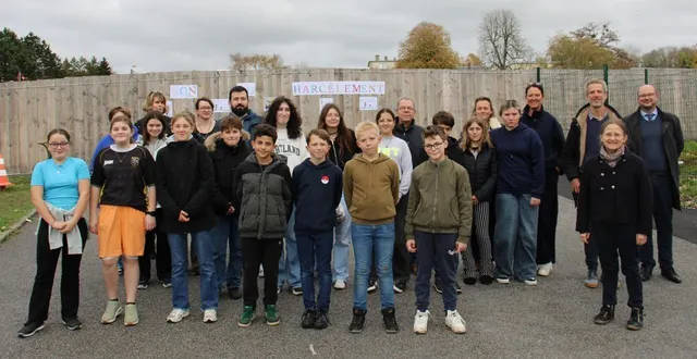 photo  les dix-huit collégiens ambassadeurs aux côtés des professeurs et des assistants de vie scolaire les accompagnant, et du principal, jérémy lamy.  &copy;  ouest-france 