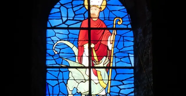 photo  le vitrail de saint-pavace terrassant le dragon est l’une des beautés qu’il faut découvrir dans l’église.  &copy;  le maine libre 