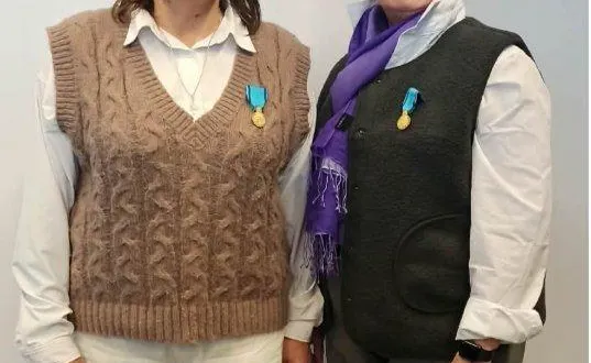 photo  nathalie bécu et dominique cochet ont reçu la médaille jeunesse et sports.  &copy;  archers de sillé 