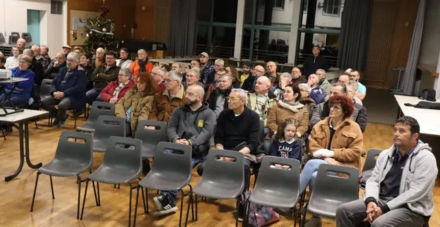 photo  les habitants de ballon-saint-mars se sont déplacés en nombre et montré très intéressés par les projets.  &copy;  le maine libre 