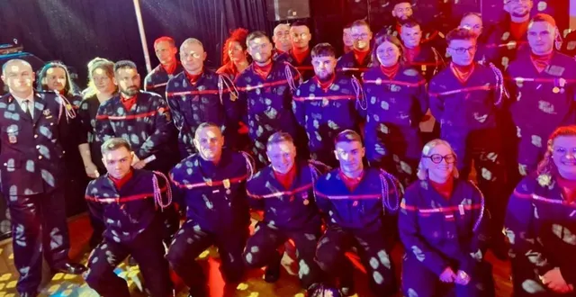 photo  les sapeurs-pompiers sous les projecteurs pour la soirée de la sainte-barbe.  &copy;  le maine libre 