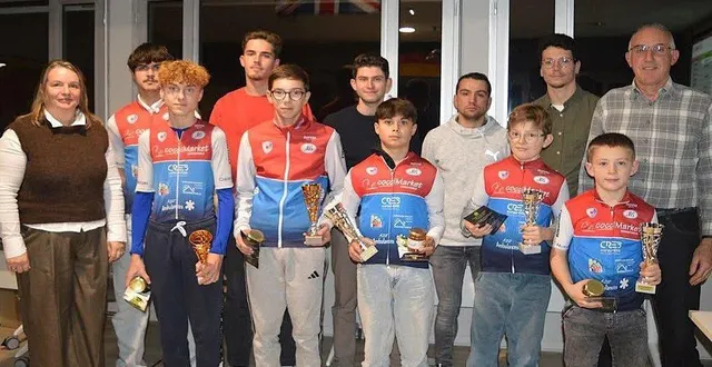 photo  une jeunesse motivée qui témoigne du bel élan porté par la patriote, entourée de joël bellanger, président du club, et d’aurélia dupont, adjointe aux associations.  &copy;  le maine libre 