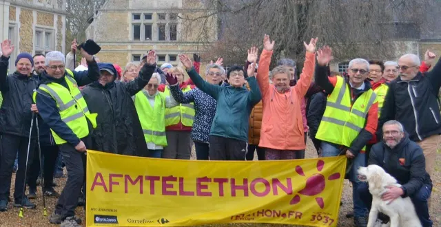photo  au nombre d’une soixantaine, les randonneurs du téléthon sont passés par le château de bois dauphin.  &copy;  le maine libre 
