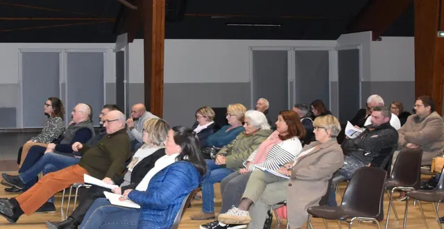 photo  une cinquantaine d’habitants semblait intéressée.  &copy;  le maine libre 