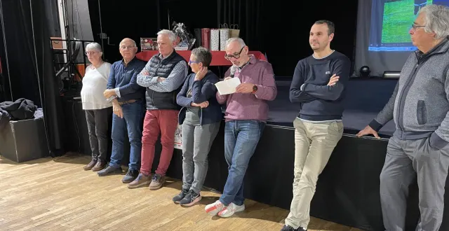 photo  philippe leboucher (avec le micro) a chaleureusement remercié les bénévoles pour leur investissement.  &copy;  le maine libre 