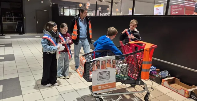 photo  les jeunes du cmj se sont relayés pour la collecte.  &copy;  le maine libre 