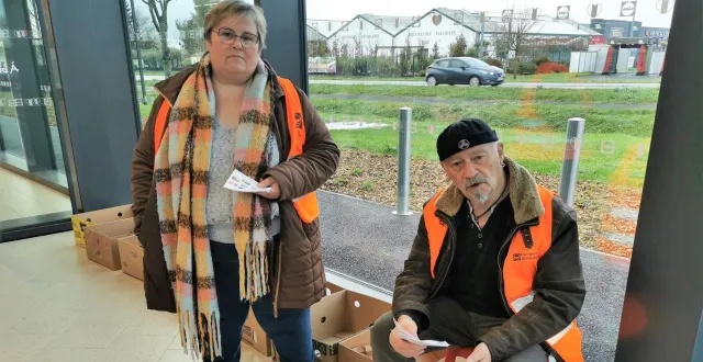 photo  marc, bénévole du cabas écomméen lors de la collecte au lidl en compagnie de marie-noëlle, une bénéficiaire.  &copy;  le maine libre 