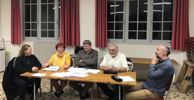 photo  les membres du bureau (de gauche à droite), bernadette monard, claire gourmel, jean françois simonin, abdellah lhessani, hugo dupont, ont débattu des rencontres et échanges auxquels ils participent durant toute l’année.  &copy;  ouest-france 