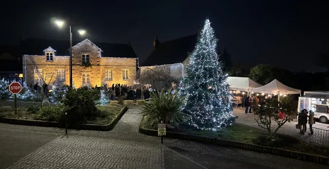 photo  la place aux couleurs de noël (ici celle de l’an dernier) accueillera les habitants vendredi.  &copy;  archives ouest-france 