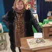 photo sylvie hédouin, artiste peintre et créatrice de bijoux, expose jusqu’à noël au centre artbeauresens au 30, rue d’hautvie.