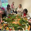 photo une vingtaine de personnes à l’atelier de fabrication de couronnes de noël, au tiers-lieu de mont-ormel.