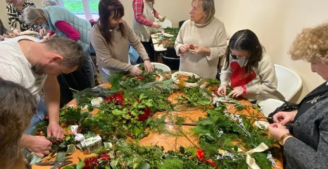 photo  une vingtaine de personnes à l’atelier de fabrication de couronnes de noël, au tiers-lieu de mont-ormel.  &copy;  ouest-france 
