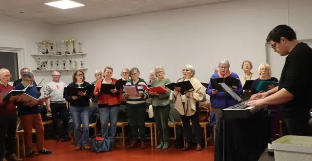 photo  à travers chants en pleine répétition pour préparer le concert.  &copy;  co. 