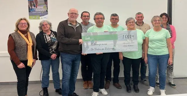 photo  vendredi 28 novembre, lors de la réunion de bilan, les élus ont remis un chèque de 1 011 euros à l’association de victor en victoires.  &copy;  co 