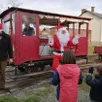 photo comme tous les ans, le petit-anjou fête noël et de brillante façon. le père noël descendra du train, la hotte remplie de jouets.