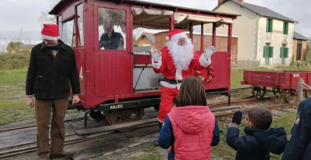 photo  comme tous les ans, le petit-anjou fête noël et de brillante façon. le père noël descendra du train, la hotte remplie de jouets.  &copy;  co 