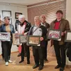 photo  les gagnants présentent les photos qui leur ont valu d’être appréciés par les différents jurys et par près de 80 visiteurs venus à la grange-dîmière ce week-end. 