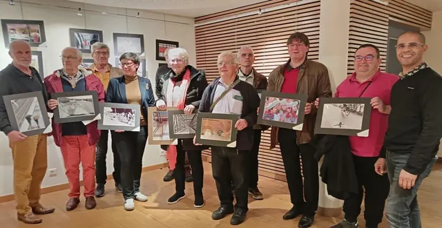 photo  les gagnants présentent les photos qui leur ont valu d’être appréciés par les différents jurys et par près de 80 visiteurs venus à la grange-dîmière ce week-end.  &copy;  ouest-france 