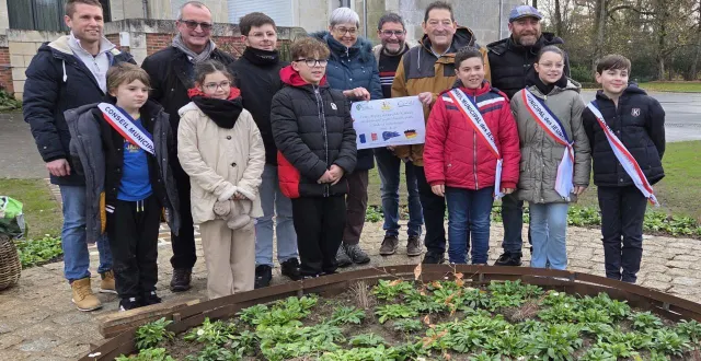 photo  les allemands de freienhagen et waldech avaient remis un hêtre à la commune l’été dernier, pour symboliser 60 ans d’amitiés entre les deux cités. ce n’était pas la saison de le planter en pleine terre. depuis samedi, il a trouvé sa place dans l’espace réaménagé de l’entrée du parc de l’hôtel de ville. il a été planté par les conseillers juniors, les élus et cyril bellanger et yannick cottrel, président et vice-président des échanges culturels.  &copy;  ouest-france 
