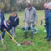 photo  les conseillers juniors ont manié la pelle pour planter une dizaine d’arbres supplémentaires. 