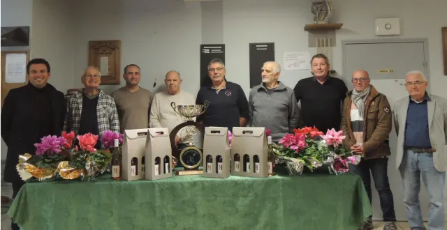 photo  les finalistes entourés d’élus et responsables de la société la gaîté.  &copy;  ouest-france 