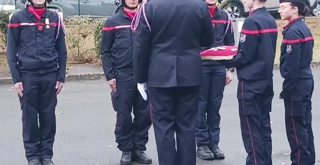 photo  le commandant daniel deschamps a remis la médaille d’honneur aux sapeurs pompiers.  &copy;  ouest-france 