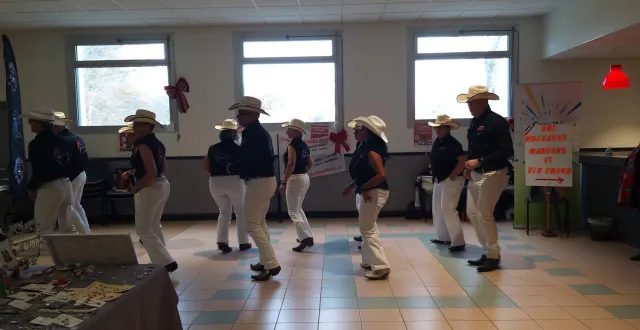 photo  samedi, c’était marché de noël à la salle édith-piaf, remplie pour l’occasion d’artisans et de créateurs. l’association mulsannaise de loisirs culturels proposait une vente d’objets pour le téléthon. des ateliers créatifs étaient prévus pour les enfants, qui ont pu rencontrer le père noël. la journée a aussi été marquée par une animation phare : la démonstration de danse country.  &copy;  ouest-france 