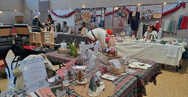 photo  « nous ne voulions pas revivre l’annulation de 2024, alors nous avons déplacé le marché au centre communal polyvalent », indique jean-yves avignon, maire. exposants, restaurateurs, animations ont donc vécu en intérieur l’édition 2025. « nous avons une bonne vingtaine d’exposants », complète peggy brossard, conseillère municipale.  &copy;  ouest-france 