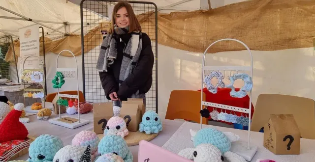 photo  émeline blin, adjointe au maire, et christelle hérin, conseillère municipale en charge des animations et de la vie locale, sont « satisfaites du bon déroulement du marché de noël ». pour l’occasion, 22 exposants se sont réunis. parmi eux, inès chevallier, 12 ans, a présenté ses créations. « c’est la première fois que je tiens un stand pour présenter mes réalisations au crochet », commente la jeune fille tout sourire.  &copy;  ouest-france 