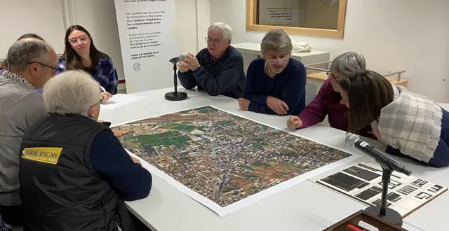 photo  autour de la carte d’aubigné-racan, élus et habitants ont testé le jeu proposé par des étudiants de le mans université.  &copy;  ouest-france 