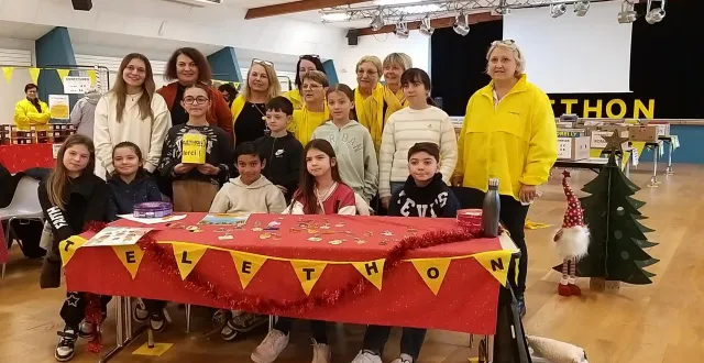 photo  les enfants du conseil municipal jeunes ont vendu des porte-clés pour le téléthon. les activités des associations ruaudinoises ont participé à ce succès : ateliers manuels, exercices sportifs, vente de livres, de vin chaud et d’huîtres, tombolas, vente de soupes… les confitures de marie-france ont rencontré un énorme succès encore cette année.  &copy;  ouest-france 