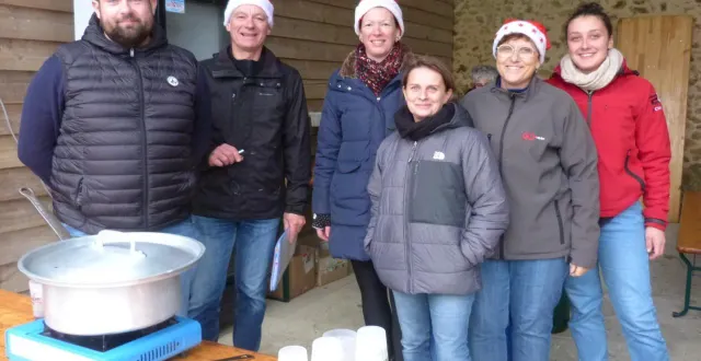 photo  deuxième en partant de la gauche, eric peureux, le président du comité des fêtes, est accompagné des bénévoles, tous heureux de la journée festive.  &copy;  ouest-france 