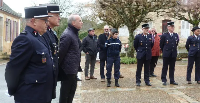 photo  sur la place de l’église, la cérémonie s’est déroulée dans la solennité et le respect.  &copy;  ouest-france 