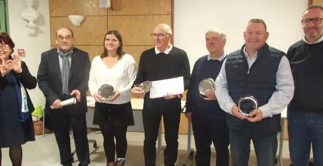 photo  les quatre bénévoles ont été remerciés pour leur disponibilité.  &copy;  ouest-france 